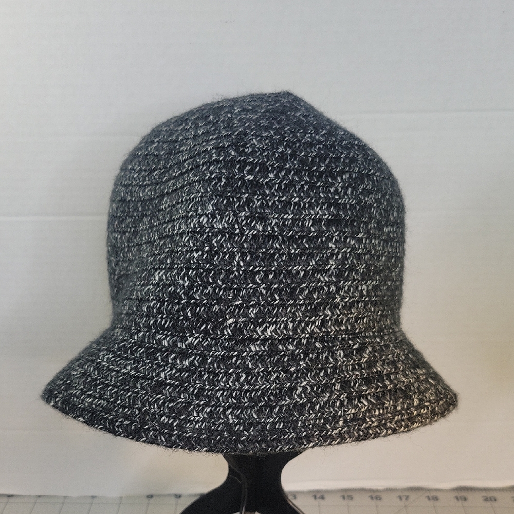 Croft & Barrow Black/White Marled Knit Cloche/Bucket Hat